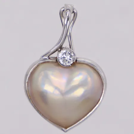 Påhänge, hjärta, pärlemor och briljantslipad diamant ca 0,05ct, längd 22mm, bredd 15mm, LYK, vitguld 14K Vikt: 2,8 g