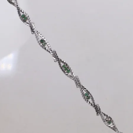 Armband med smaragder, längd 18cm, bredd 7,2mm, två stenar saknas, vitguld 18K Vikt: 23,1 g