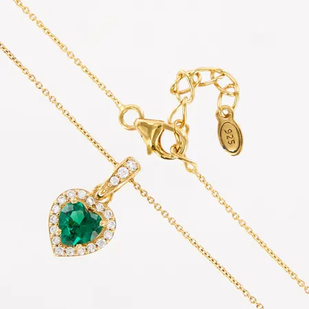 Kedja med hänge, med grön och vita stenar, förgyllt, GHA, längd 42-46cm, kedjans bredd ca 1mm, hänge 18mm, etui, 925/1000 Silver Vikt: 2,6 g