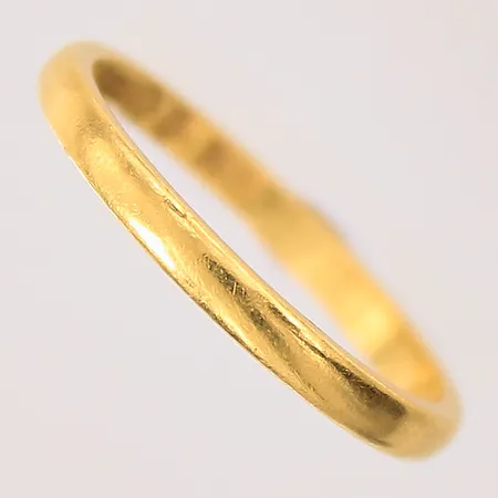 Ring slät, stl: 20, bredd: 2,6mm, gravyr, nagg, 23K Vikt: 3,9 g