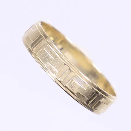 Ring med geometrisk dekor, stl 22, bredd 5mm, ojämn form, 14K Vikt: 3,8 g