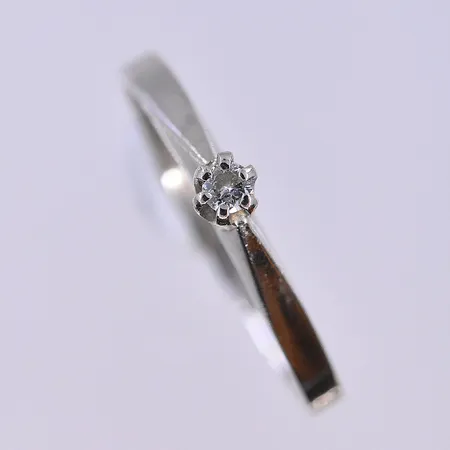 Ring med diamant 0,05ct, stl 17¼, bredd 2 mm, vitguld, 18K. Vikt: 2,1 g