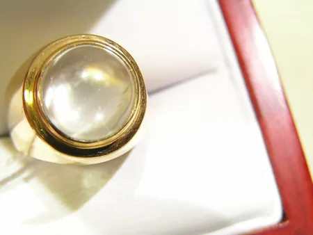 Ring med månsten18K , Ø16,5mm, Bredd 15 mm Vikt: 6,6 g