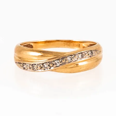 Ring i 18K guld med 7 x c:a 0,01ct briljantslipade diamanter. Den är i storlek 17, är 2 - 5 mm bred och väger 2,1g. GHA (Guldfynd), 750.
