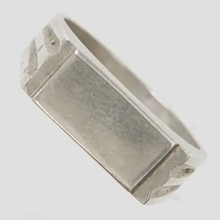 Ring, klackring, stl 17½, höjd 0,8-4,6mm, bredd 3,7mm, 830/1000 silver Vikt: 3,7 g