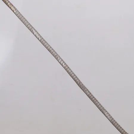Collier, längd 43cm, bredd 4mm, importstämplat, 830/1000 silver Vikt: 19,1 g