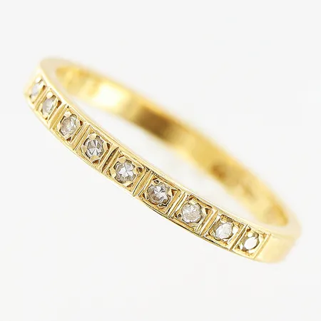 Ring, diamanter 9 x ca 0,01ct, stl 16¼, bredd 2mm, gravyr, 18K. Vikt: 1,8 g