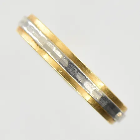 Ring, stl 19¾, bredd 4 mm, gravyr, gulguld/vitguld, 18K. Vikt: 5,3 g
