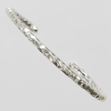 Armring, stel, hamrad yta, innermått ca Ø61mm, BA Konstgjuteri,  925/1000 silver Vikt: 16 g