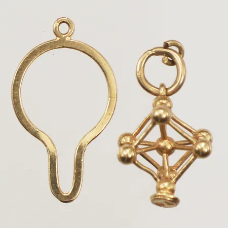 Två hängen, defekt, 18K  Vikt: 1,8 g