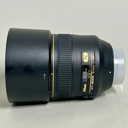 Objektiv Nikon Nikkor 85mm 1:1,4 G, SWM IF Ø77, Nano crystal coat, spricka i höljet, men verkar fungera ändå, motljusskyddet har en bit borta, men fäster ändå Skickas med postpaket.