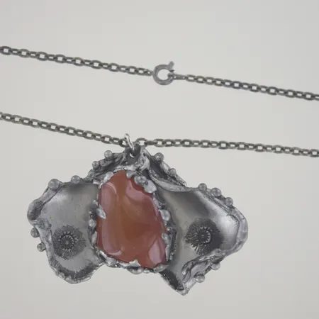 Halskedja med hänge, R. Ottesson Sweden Tenn, längd 71/4 cm, bredd 6,5 cm