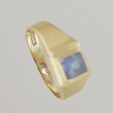Ring med blå sten, Ø 18 mm, bredd 9 mm, 18K Vikt: 3,5 g