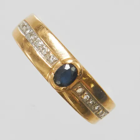 Ring, diamanter 14x ca 0,005ct, safir, stl 18, bredd 2,5-5,8mm, höjd 3mm, GHA, små nagg, 18K Vikt: 3,2 g