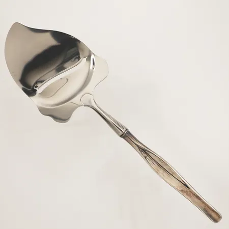 Osthyvel ca 24cm, hyvldel i stål, 830/1000 silver Vikt: 55,5 g