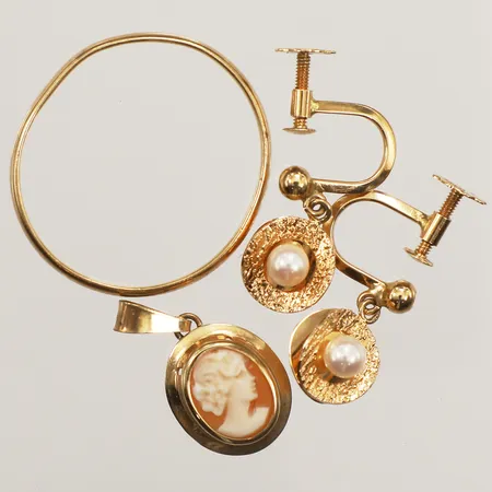 Ring, defekt, ett par örhängen, skruvlås, hänge, defekt 18K Vikt: 5,8 g