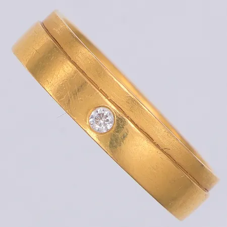 Ring med vit sten, stl 21, 22K Vikt: 10,1 g