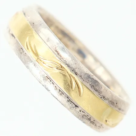 Ring med dekor i 18K, stl: 17 bredd 6mm, gravyr, Silver 925/1000/18K. Vikt: 6,4 g