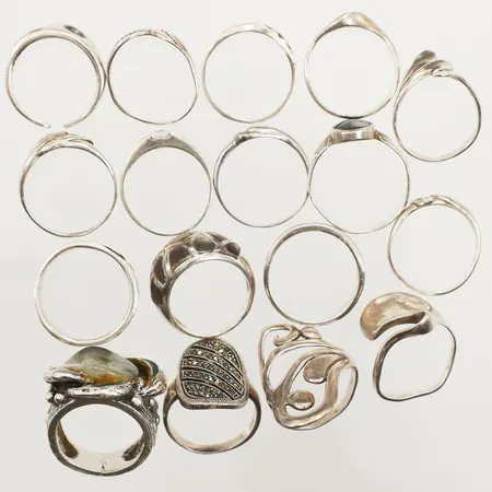 Sjutton ringar, defekta, stenar saknas, vinda, silver Vikt: 62,7 g