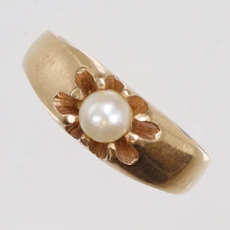 Ring med odlad pärla stl 16, gravyr 18K Vikt: 2,7 g