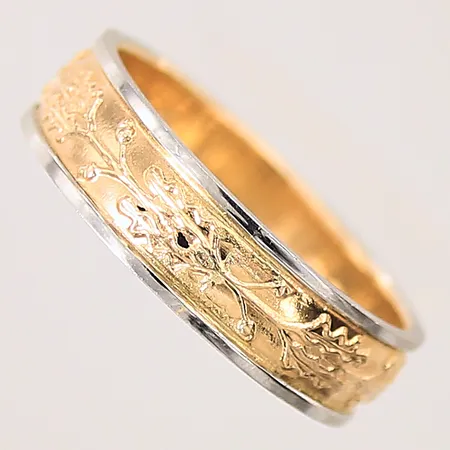 Ring med dekor, stl: 20½, bredd: 6,2mm, tvåfärgad, gravyr, 18K Vikt: 7,7 g