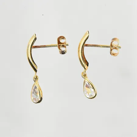 Ett par örhängen med vita stenar, längd 20 mm, bredd 3 mm, 18K. Vikt: 1 g