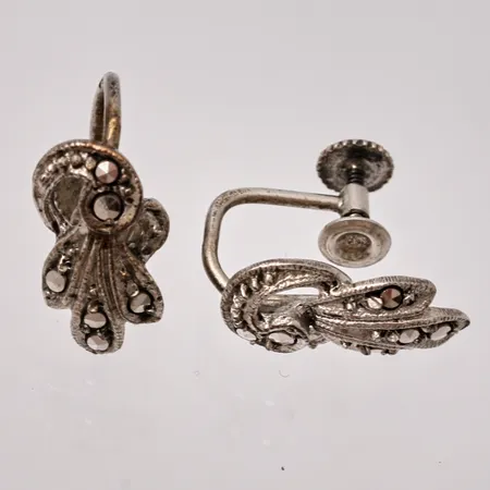 1par örhängen i silver, mått 8,3x16,3mm, Markasiter, 830/100, snurrlås, vikt 3,38g.