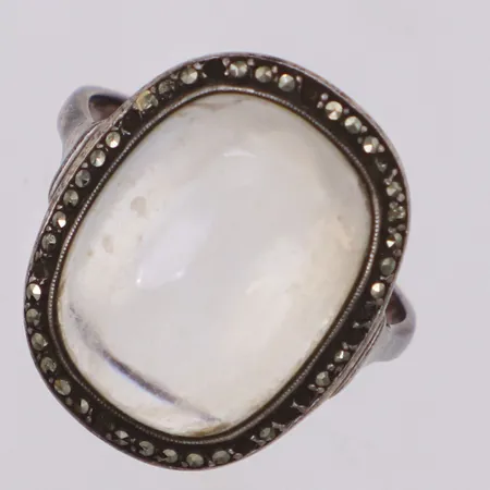 Ring med vit sten och markasiter, stl 18, bredd 19mm, flertal markasiter saknas, 830/1000 silver Vikt: 5,8 g
