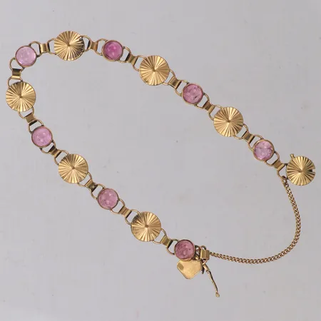 Armband med rosa stenar, design Stigbert, år 1956, säkerhetskedja, längd ca18cm, bredd 8,9mm, 18K. Bruttovikt 8,3g