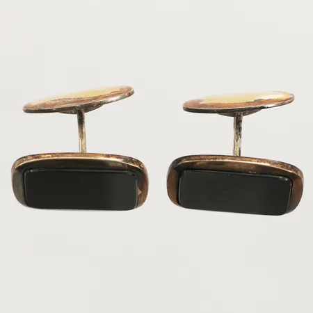 Ett par manschettknappar med onyxplattor, ca 24x16mm, 830/1000 silver Vikt: 15,5 g