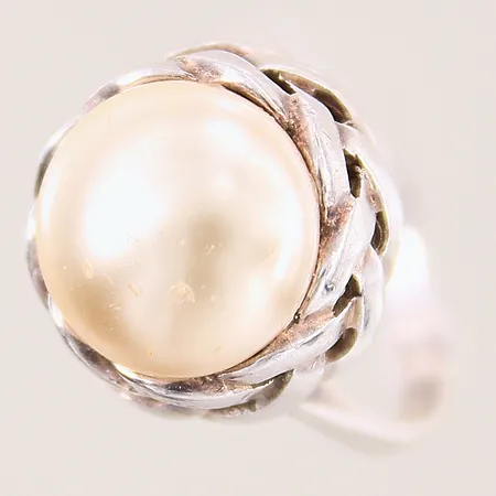 Ring med dekor samt skadad imitationspärla, stl 17¼, bredd 3-15,7mm, silver 925/1000 Vikt: 5,3 g