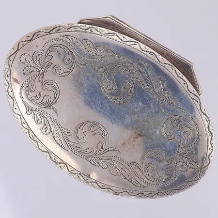 Pillerdosa med sliten förgylld insida, 68 x 42 x 18mm, år 1843, monogramgravyr i botten G.S, 830/1000 silver Vikt: 33,4 g