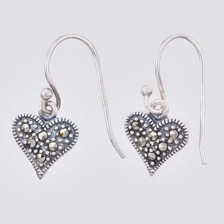 Ett par örhängen hjärtan med markasiter, längd: ca 2cm, bredd: ca 10mm, GHA, 925/1000, silver Vikt: 1,9 g