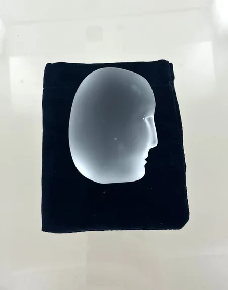 Glaspjäs Brains , höjd 6 cm, signerad Kosta Boda, B, vallien 7099861 i kartong Skickas med postpaket.