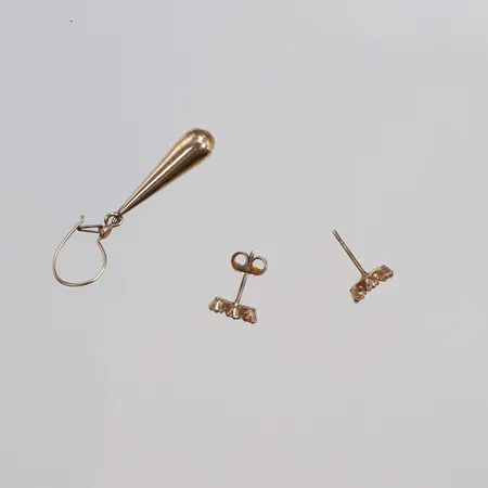 Diverse guld med vita stenar, defekt 14K Vikt: 1,3 g