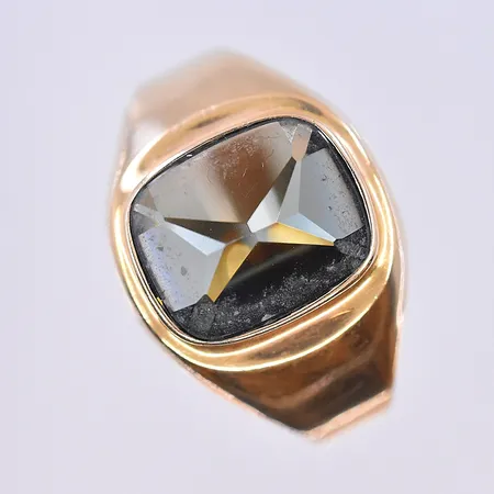 Klackring med grön sten, stl 18½, bredd 3-14 mm, 18K. Vikt: 2,5 g