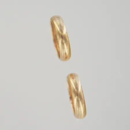Ringar, Ø 16¾/17 mm, gravyr, 18K Vikt: 11,6 g