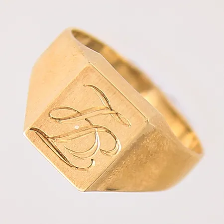 Klackring med dekor, stl 17½, bredd 3-11mm, monogramgravyr, 18K Vikt: 4,4 g