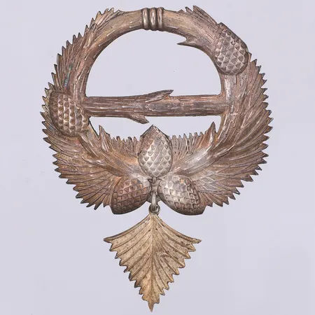 Brosch/dräktsmycke granris med kottar, 70 x 50mm, Fritz Olsson år 1927, nålens lås dåligt, 830/1000 silver Vikt: 9 g