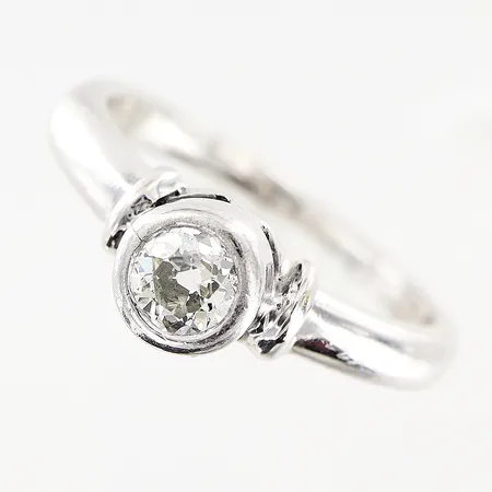 Ring, diamant ca 0,35ct gammalslipad, stl ca 17¾, bredd 1-6mm, nagg på sten, smärre tillverkningsdefekter, platina, vikt 6,2gram.