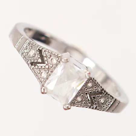 Ring, Ø19¼, vit sten 7 x 5mm, skenans bredd 2,3 - 7,8mm, 925/1000 Silver Vikt: 2,8 g