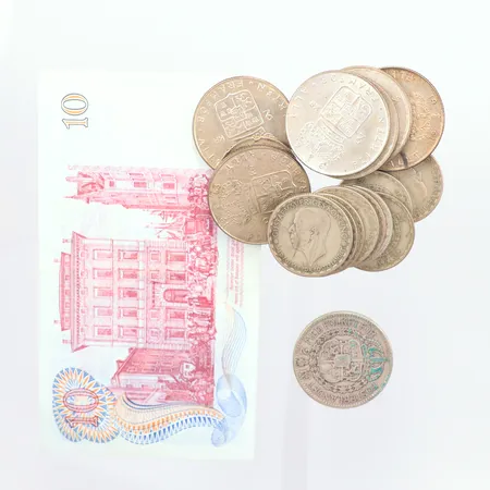 Sedel 10kr år 1968, svenska silvermynt 1kr, 2kr 40% bruttovikt 168,8gr nettovikt 67,5gr , 1 mynt 2kr 80% bruttovikt 14,9gr nettovikt 11,9gr total nettovikt 79gr Vikt: 79 g