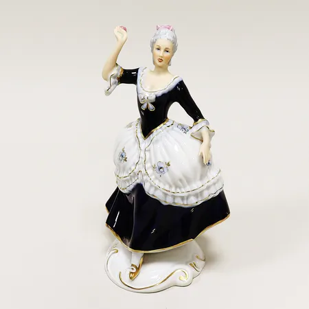 Figurin rokokostil, märkt 3727 czechoslovakia, 20cm. Skickas med paket.