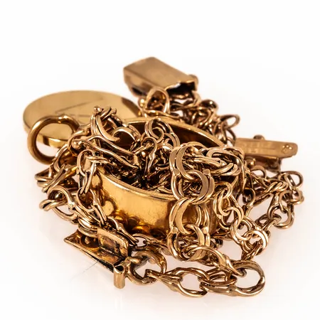 Diverse defekt/graverat guld i 18K. Vikt: 18,0g. 