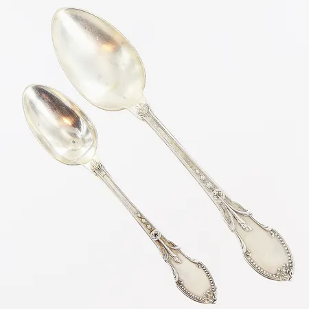 1 bordssked 188mm, 1 dessertsked 154mm, ungerska stämplar, monogramgravyrer, silver 830/1000. Vikt: 97,6 g