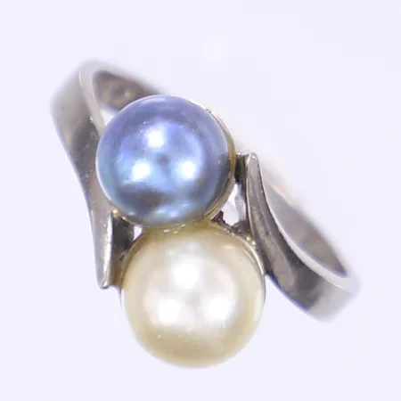 Ring med två pärlor, stl 18½, bredd 3-11mm, svenska stämplar 1971, slitage, 18K Vikt: 6,6 g