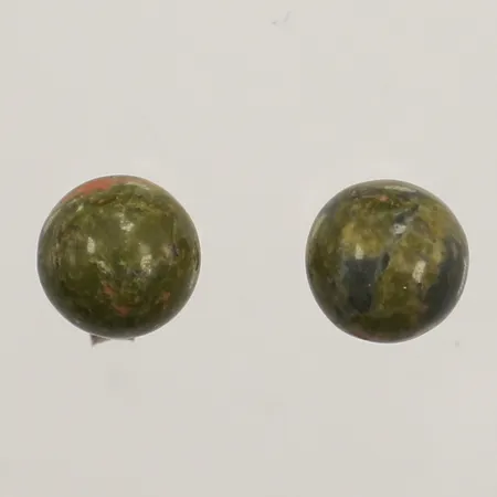 Ett par örhängen med stenar unakit, Ø 8mm, omaka snurrebussar, 925/1000 silver Vikt: 2,3 g