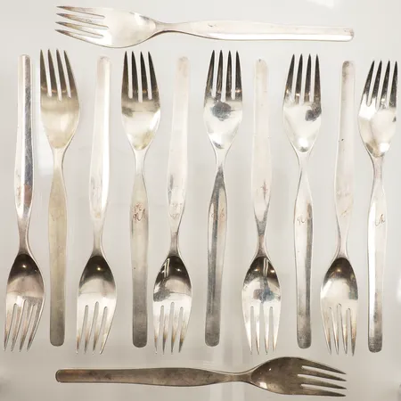 Tolv gafflar ca 19cm, gravyr, 830/1000 silver Vikt: 660,7 g