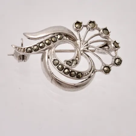 Brosch i silver, mått 19,7x31,2mm, Markasiter, 835/1000, vikt 4,25g.
