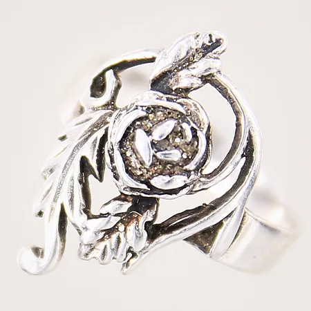 Ring med blomdekor, stl: 15¾, bredd: 3,4mm, silver 925/1000 Vikt: 2,9 g